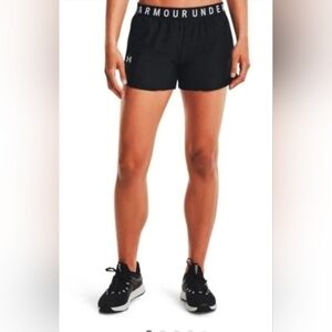 Under Armour Women’s MEDIUM Black Shorts HEAT GEAR Loose Fit SHORTS